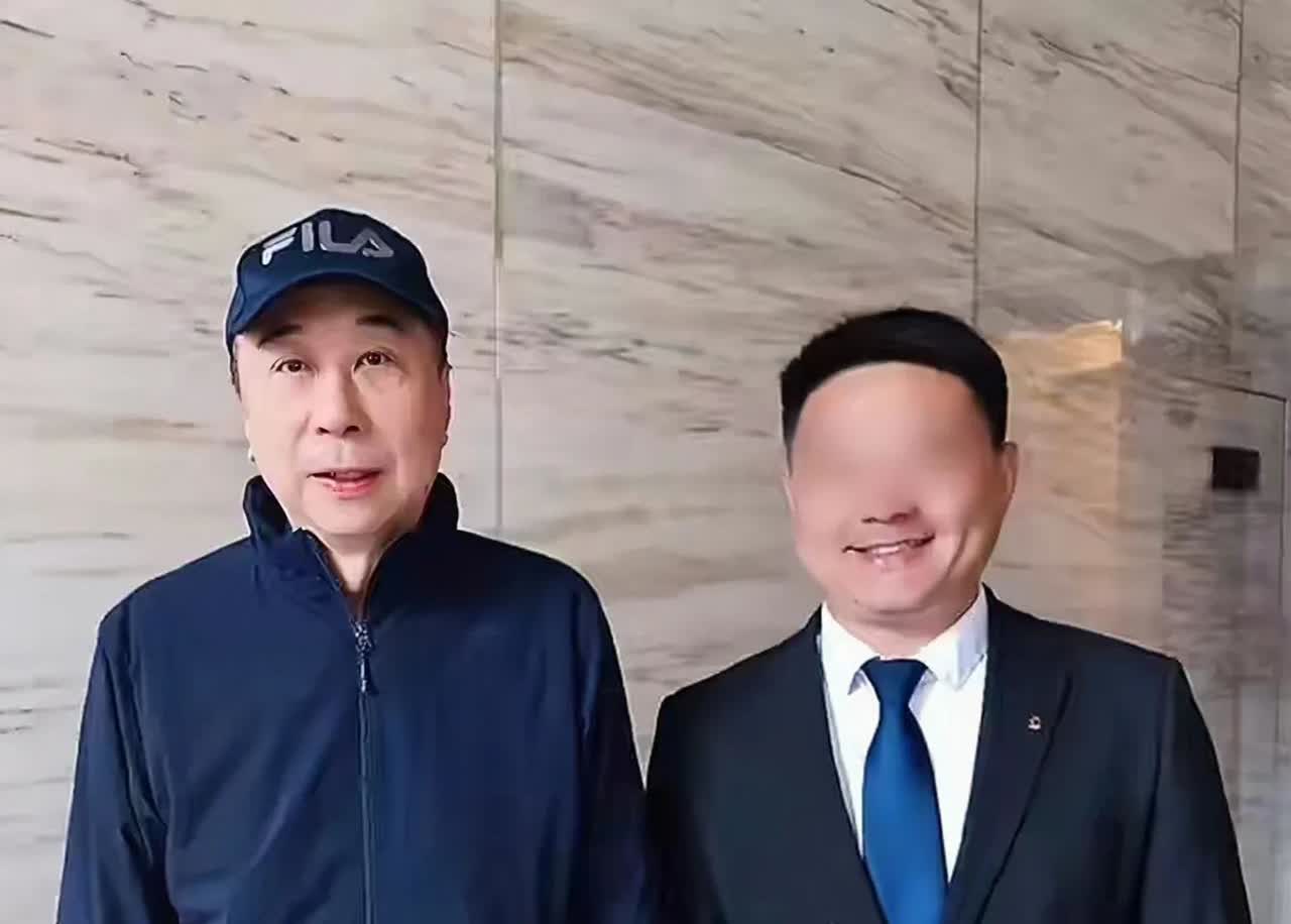 冯巩返乡为曾祖父扫墓！现场无一辆豪车，副部级待遇全程太低调。冯巩同志家世显赫，他