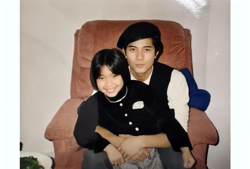 1995年，香港，秦沛女儿姜丽文与郭富城的合影旧照，那时候姜丽文9岁，活泼开朗。