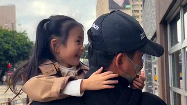 王阳一家三口日常曝光，好爱抱着女儿人夫感极强，4岁Molly真漂亮