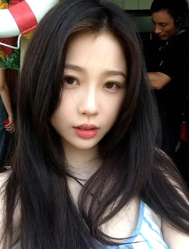 虞书欣蓝裙加身，尽显演艺之外的迷人风采