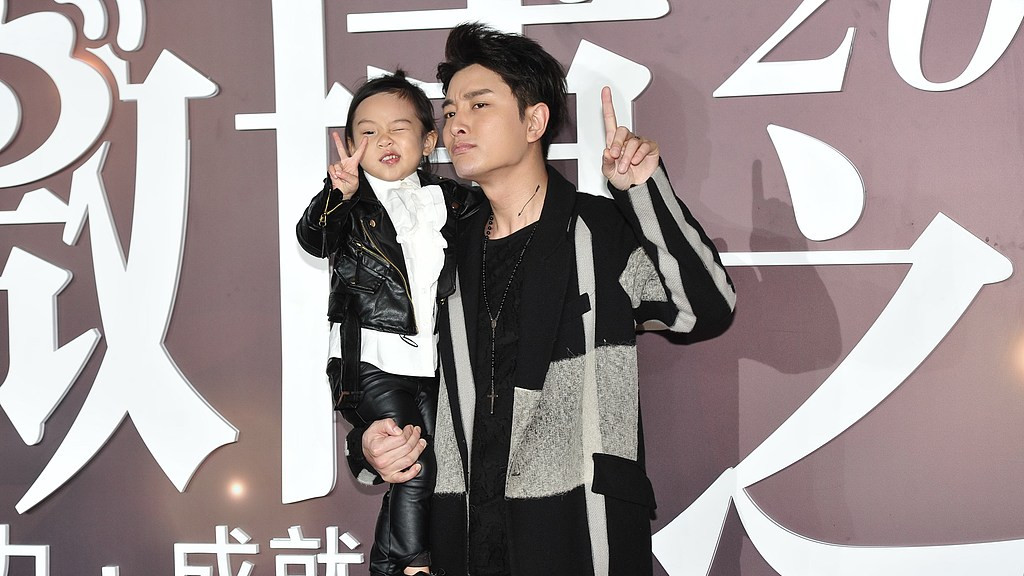 离婚 6 年首合体！李小璐贾乃亮携甜馨与霍思燕一家温馨同游