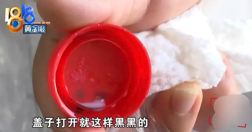 浙江杭州，女子在便利店买了一瓶饮料，喝了一口味不对，发现瓶口有霉菌似的污渍，去找