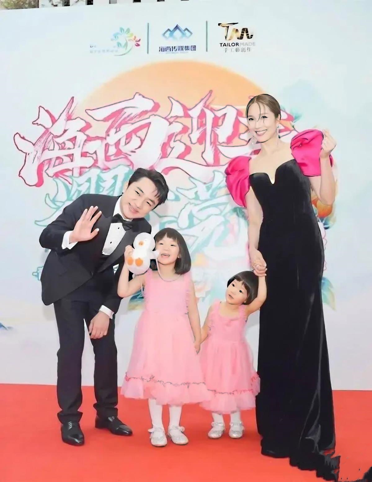 王祖蓝真是太郁闷了：两个女儿跟他长得一模一样！
那娶个高个美女的意义何在啊？