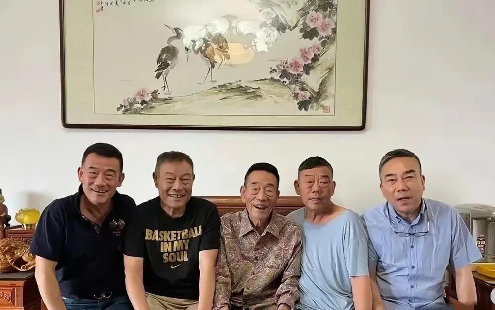 都说父母和儿女上辈子是冤家，杨少华老师上辈子欠儿子们的这辈子肯定是还完了。直到生