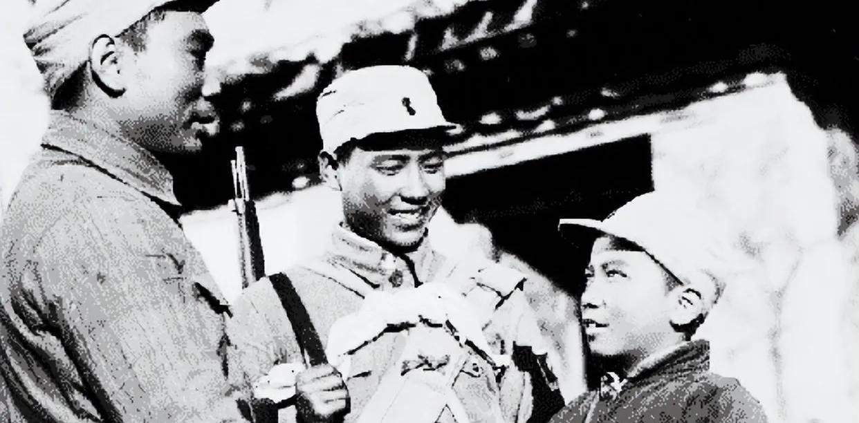 1942年，一位15岁的小战士，拿起锄头就干掉了一个鬼子。看到此情形，一旁的30
