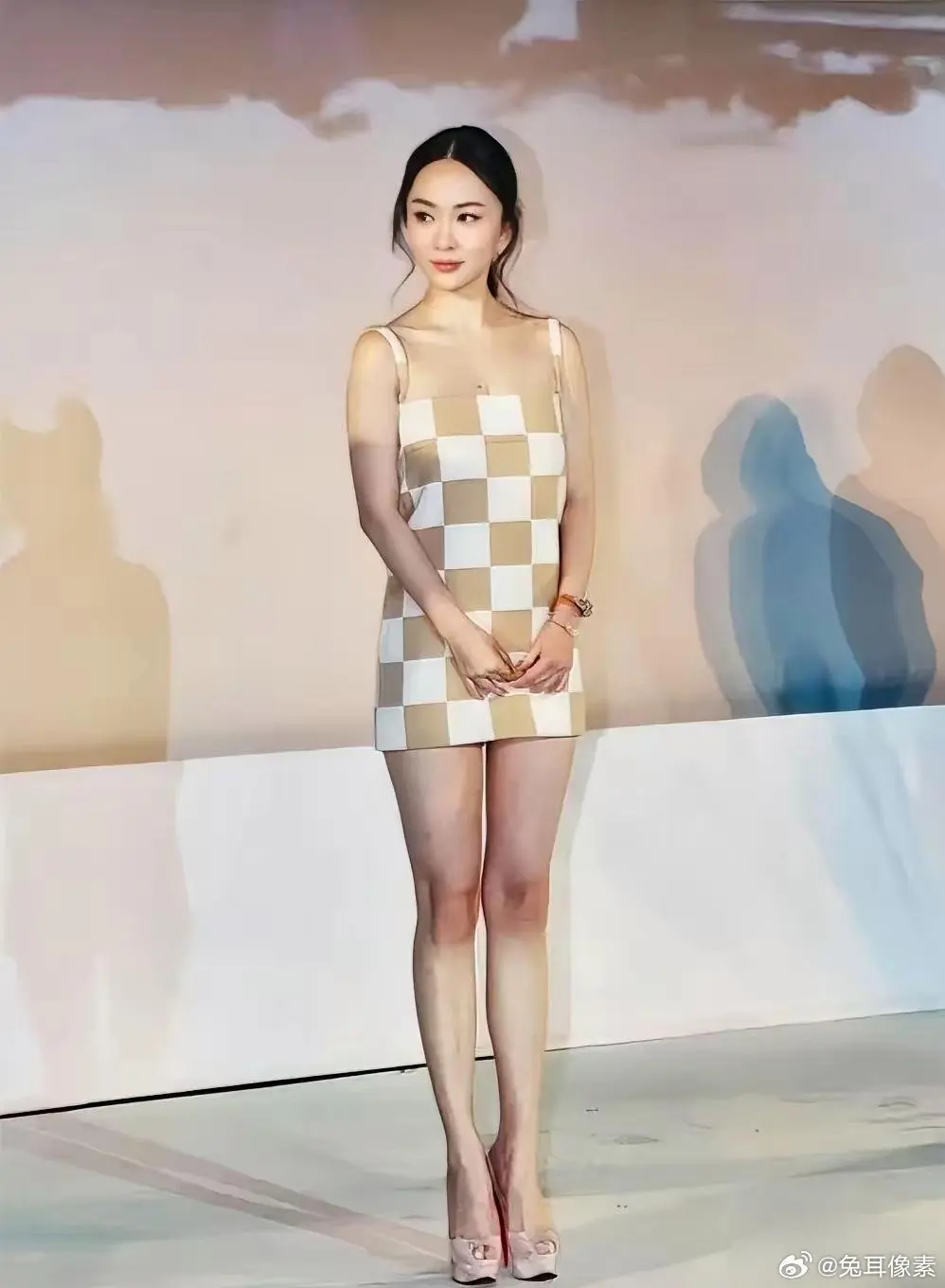 霍思燕的大腿和小腿，怎么不是一个色 ​​​