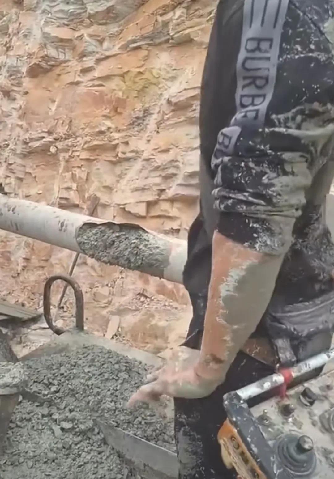 这两天工地上浇筑混凝土有诸多不顺，不是混凝土原材不合格，就是堵管，爆模问题。
把