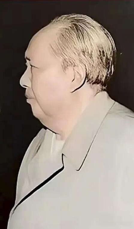 毛主席说过，人民万岁！上下五千年，真正把人民利益放首位，高呼人民万岁的领袖！他是