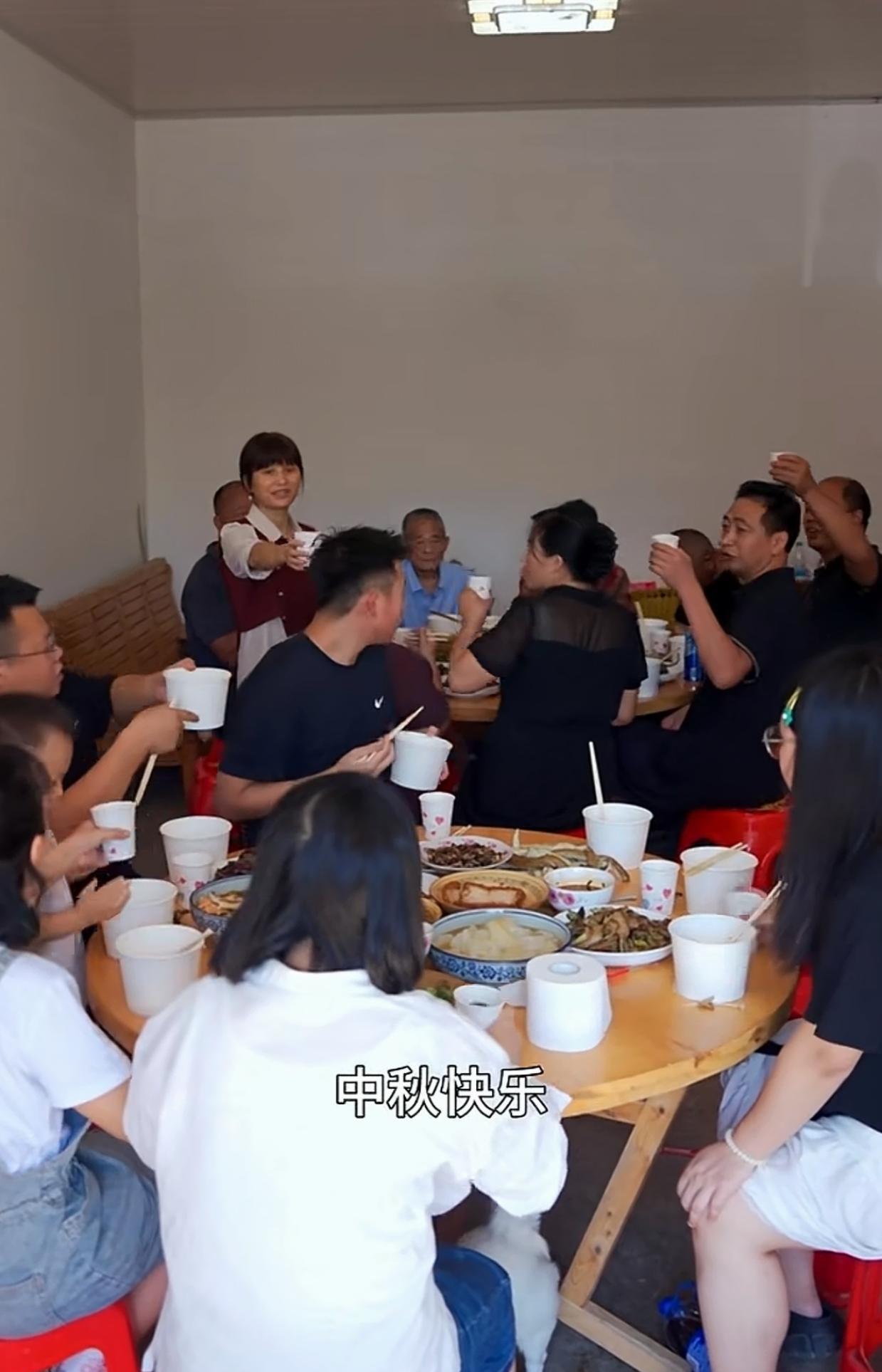 渝乡桃子的套路大家发现了吗？今天那是演绎得淋漓尽致！
中秋节桃子一大家子去外婆家