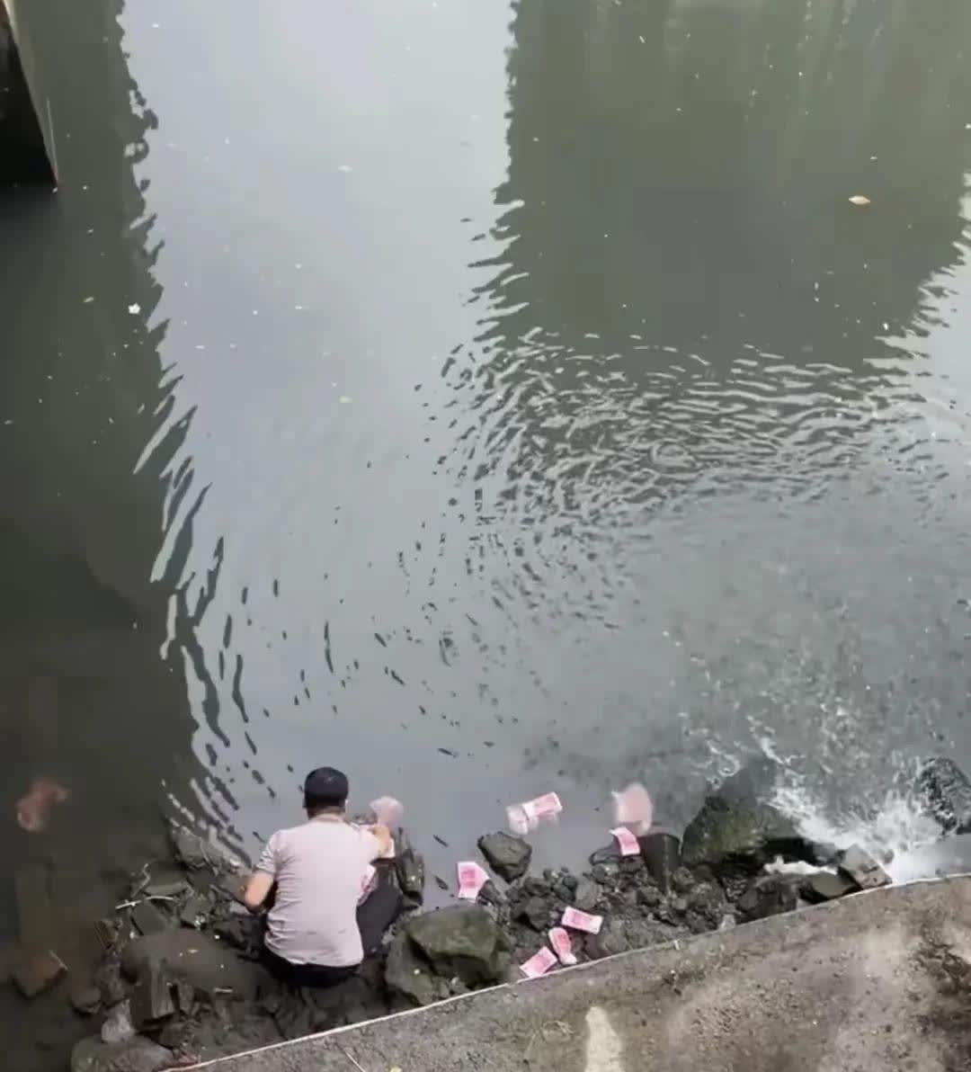 这钱真是水漂来的耶！

深圳宝安区一男子在河边捡了一袋钱，听说大概有20～3