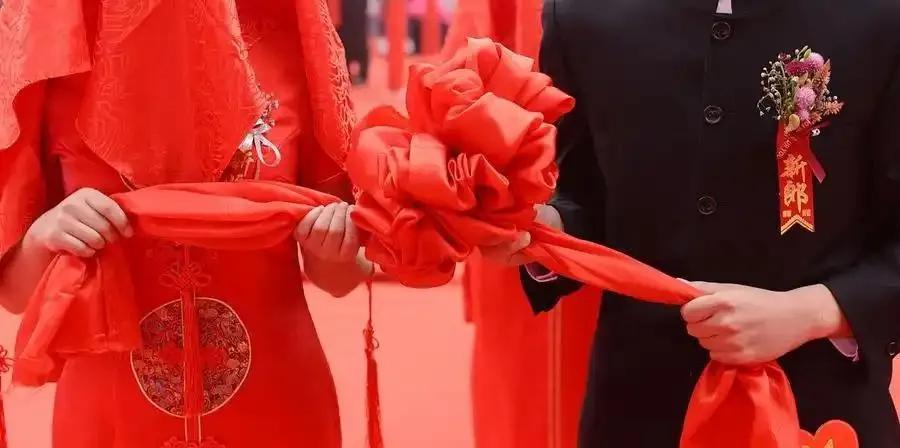 江西南昌，一男子花26.8万彩礼，还给女方买了62051元金首饰，把妻子娶进家门