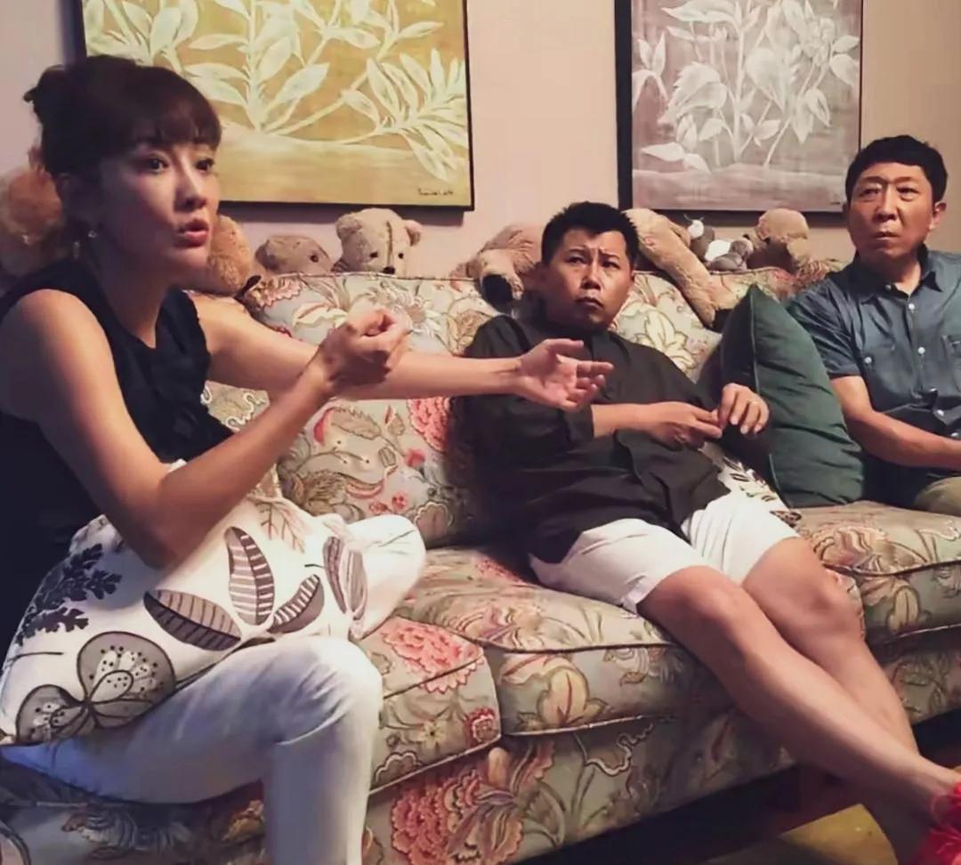 牛莉好美！可那两个男人什么眼神，特别中年那个男的那坐姿真是不雅，让人看着很不舒服