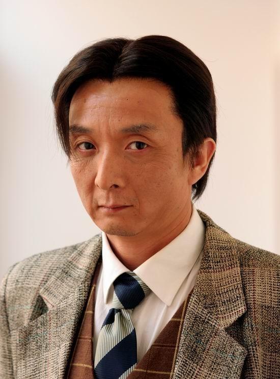 他给人的第一印象是不好接近，长相比较普通，但演起“坏人”的角色时，让人牙痒痒，被