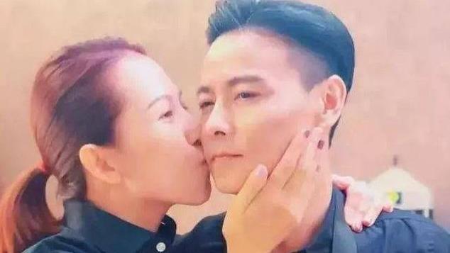 网友偶遇蔡少芬带子女逛商场，14岁女儿身高160，儿子哭闹要玩具