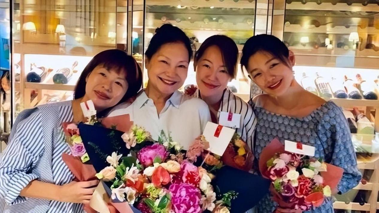 果然大S是随了她的妈妈！人走了，她妈妈捡起了接力棒
