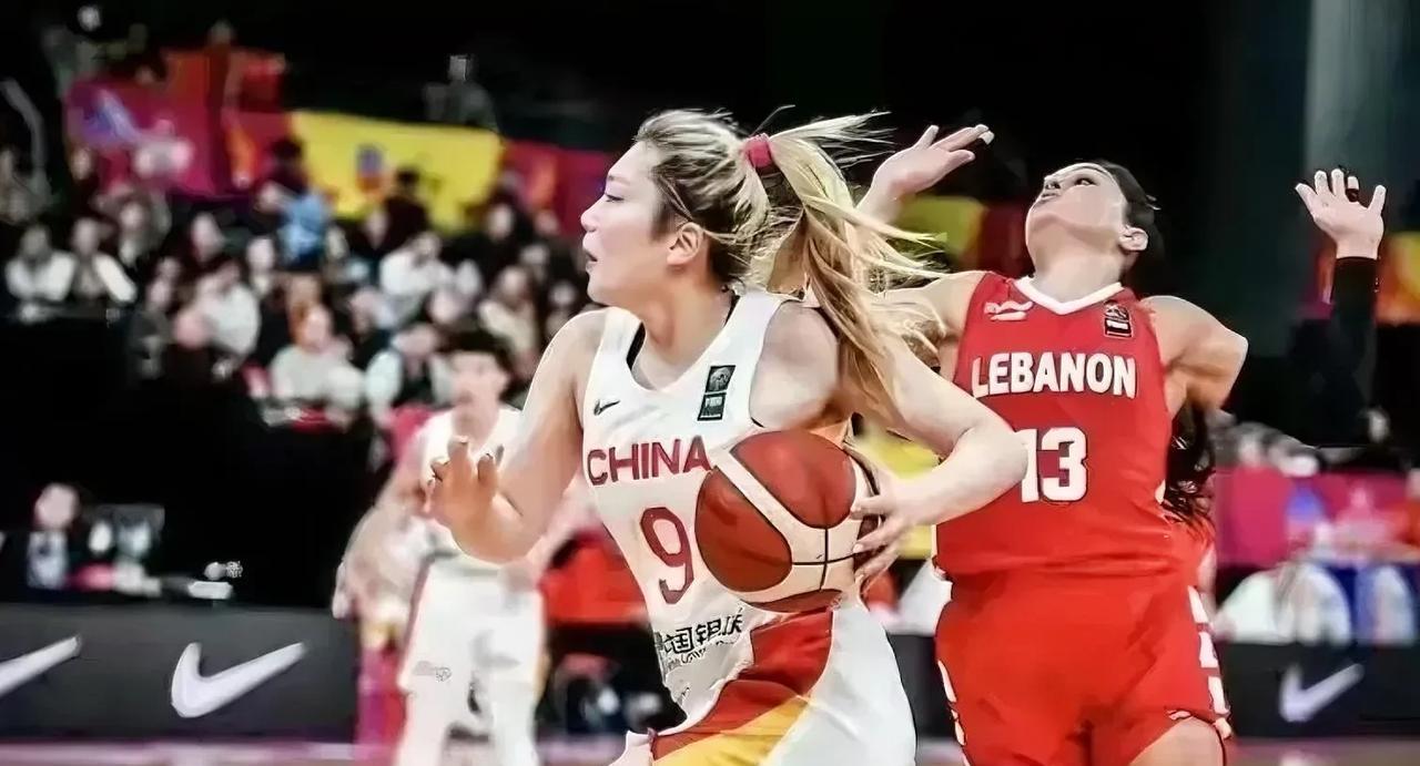 一说到李梦落选国家队，有人就会拿李梦个人的婚姻隐私来说事。还有一种声音则认为李梦