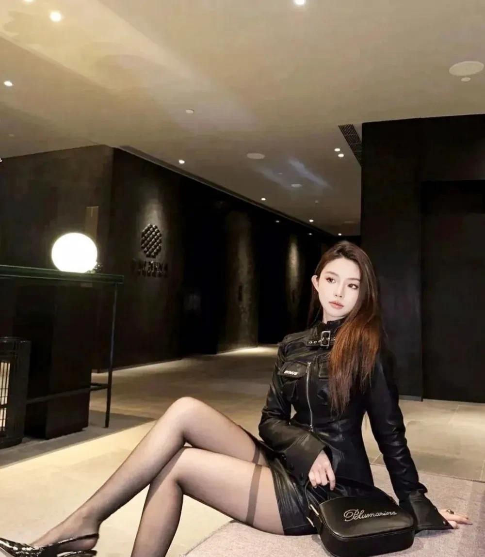 张天爱又杀疯！黑丝造型美出新天际
家人们，最近张天爱可是火出圈啦！就因为她那一组