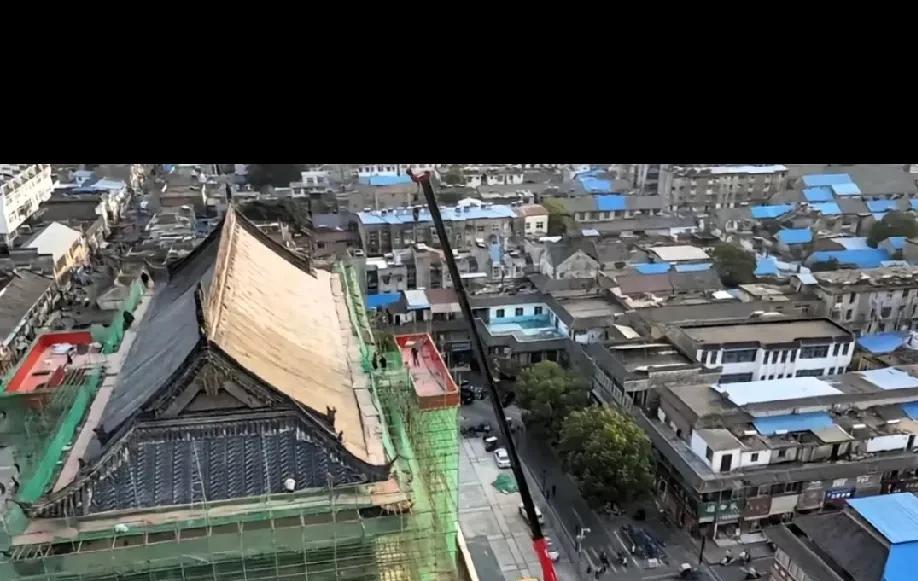 凤阳鼓楼的瓦片为何无缘无故掉落？我问做古建筑的同学，他说主要有三点。一是维修时用