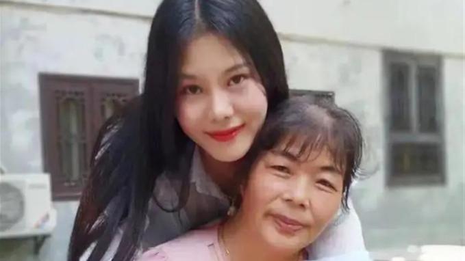 女友为去世男友偿还60万债务，网友：重情义的人不该被嘲讽
