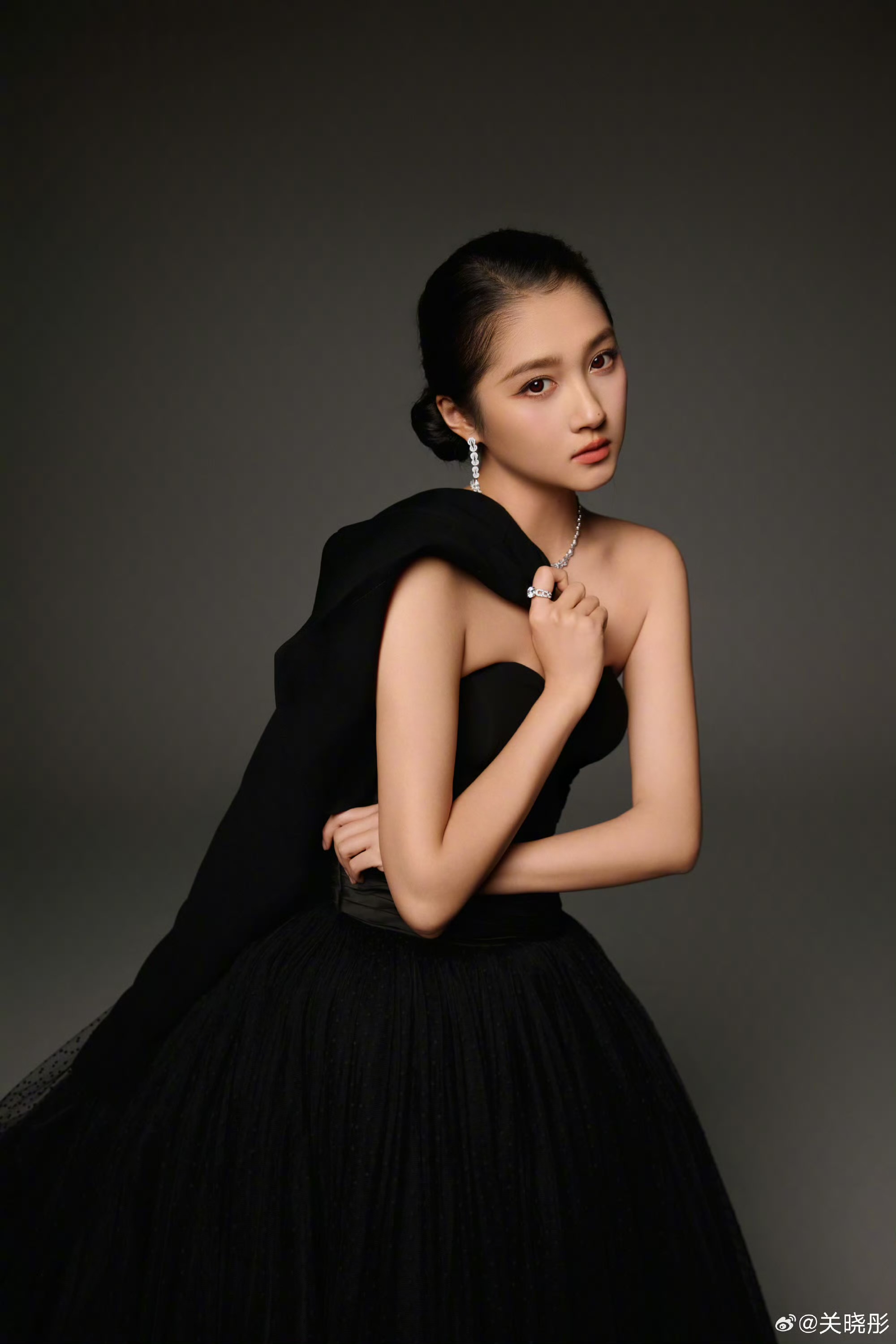 关晓彤长开了，是时候抛弃童星的印象了。她发了一组将要出席时尚活动的图，礼帽造型又