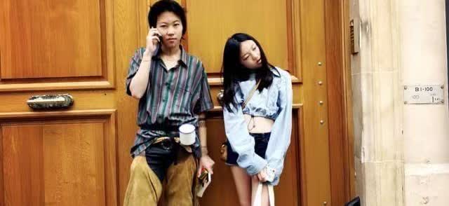 李亚鹏直播时无奈吐槽：小女儿李嫣几乎不主动找他，微信消息拖三天才回一条！但大女儿