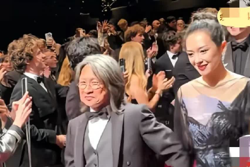 《酱园弄》感觉好现实
杨幂跟章子怡有说有笑，
可是导演也只牵着章子怡，感觉赵