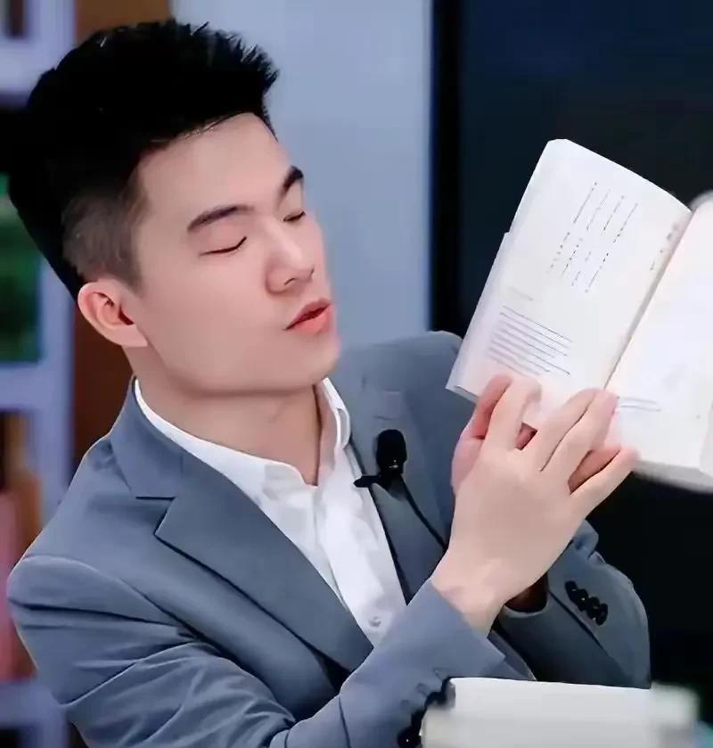 我朋友在董宇辉的公司上班
有一次闲聊，她跟我说董宇辉现实生活中真的是一个很让人佩