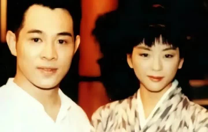 90年代，日本影星中山美穗和李连杰的一张合影，那时的李连杰英俊潇洒，中山美穗花容