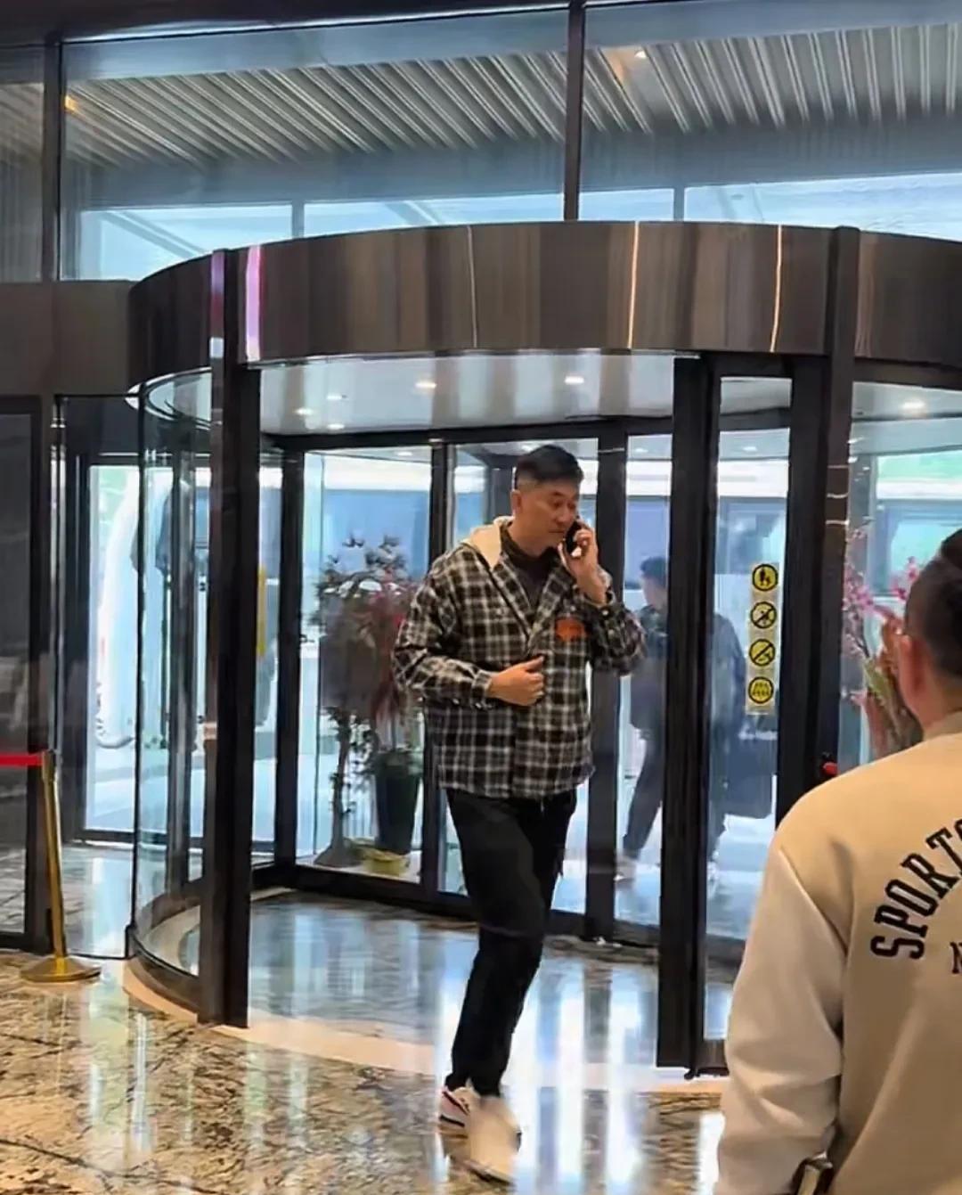 广东队结束赛前训练精神抖擞回到酒店！
今天中午11点半，广东队结束了对广厦的最后