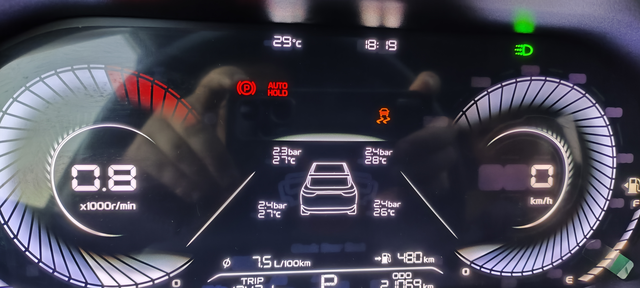 为什么有时候打着车
会出现这个故障？放下手刹后还显示驻车制动，还有防侧滑这个标？