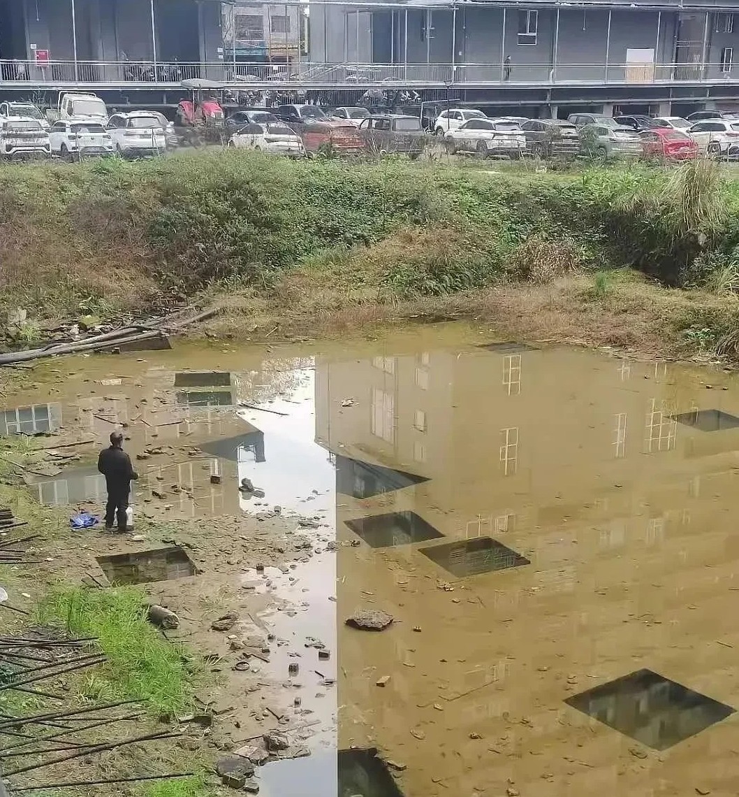 烂尾16年的楼基础，已经成为了钓鱼人的天堂。