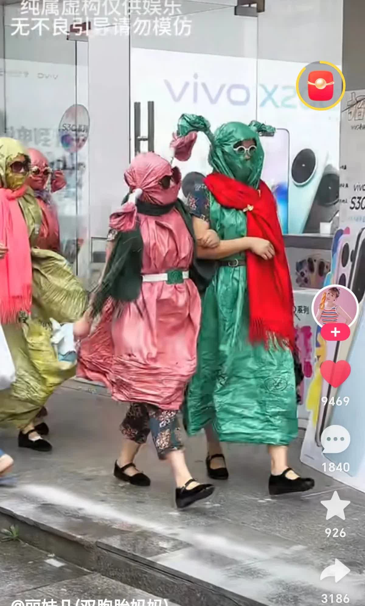 老太太说都是啥人，中年男子说这世界疯了，年轻人说真炸街，我们也要模仿，比巴黎走秀