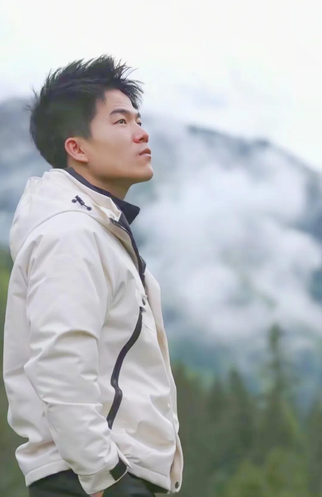 #董宇辉# 多看那个聂圣哲一眼，就算给聂face，什么“聂董之争”，想什么呢？