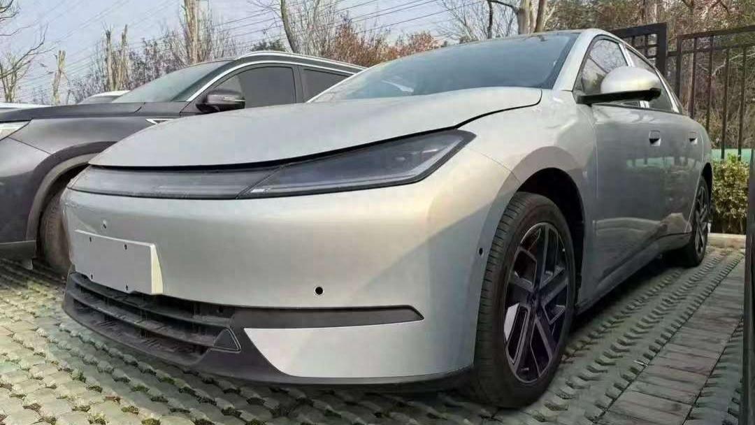 极狐S3实车现身，纯电/增程动力，轴距2875mm，比亚迪秦L同级别