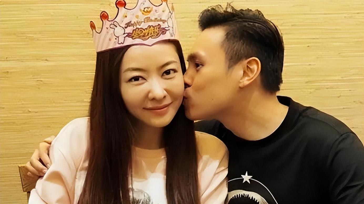 陪了7年被嘲“鞋子不合脚”！嫁百亿富豪的熊黛林，过得比方媛好