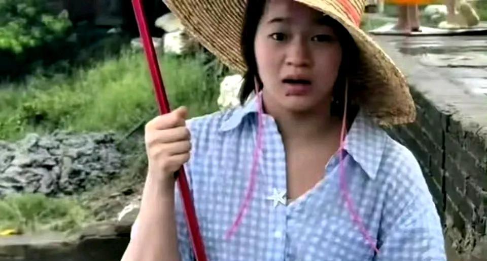 网上都说她退役读大学去了，看这体型是有点像……