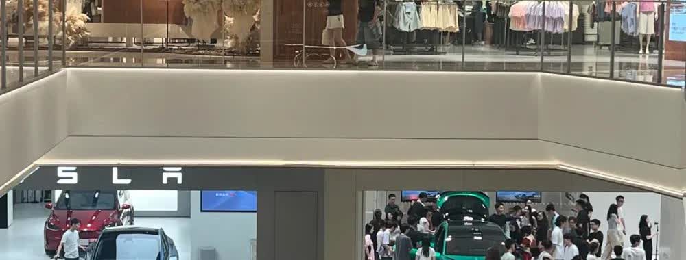 特斯拉现状

真的是万人空巷鲜明对比啊。昨天刚去深业上城看了这俩车，只能说这
