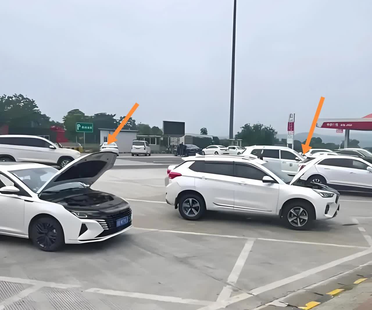 其实现在的汽车散热系统都已经很成熟了，压根没必要再把前盖打开散热了。
昨天和同