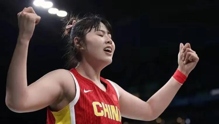 中国女篮中锋李月汝宣布意外决定！
2025年深圳亚洲杯临近，中国女篮正在积极备战