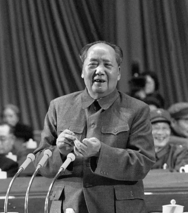1976年9月，毛泽东在临终前通过敲击床头三下并伸出三根手指的动作，向身边的秘书
