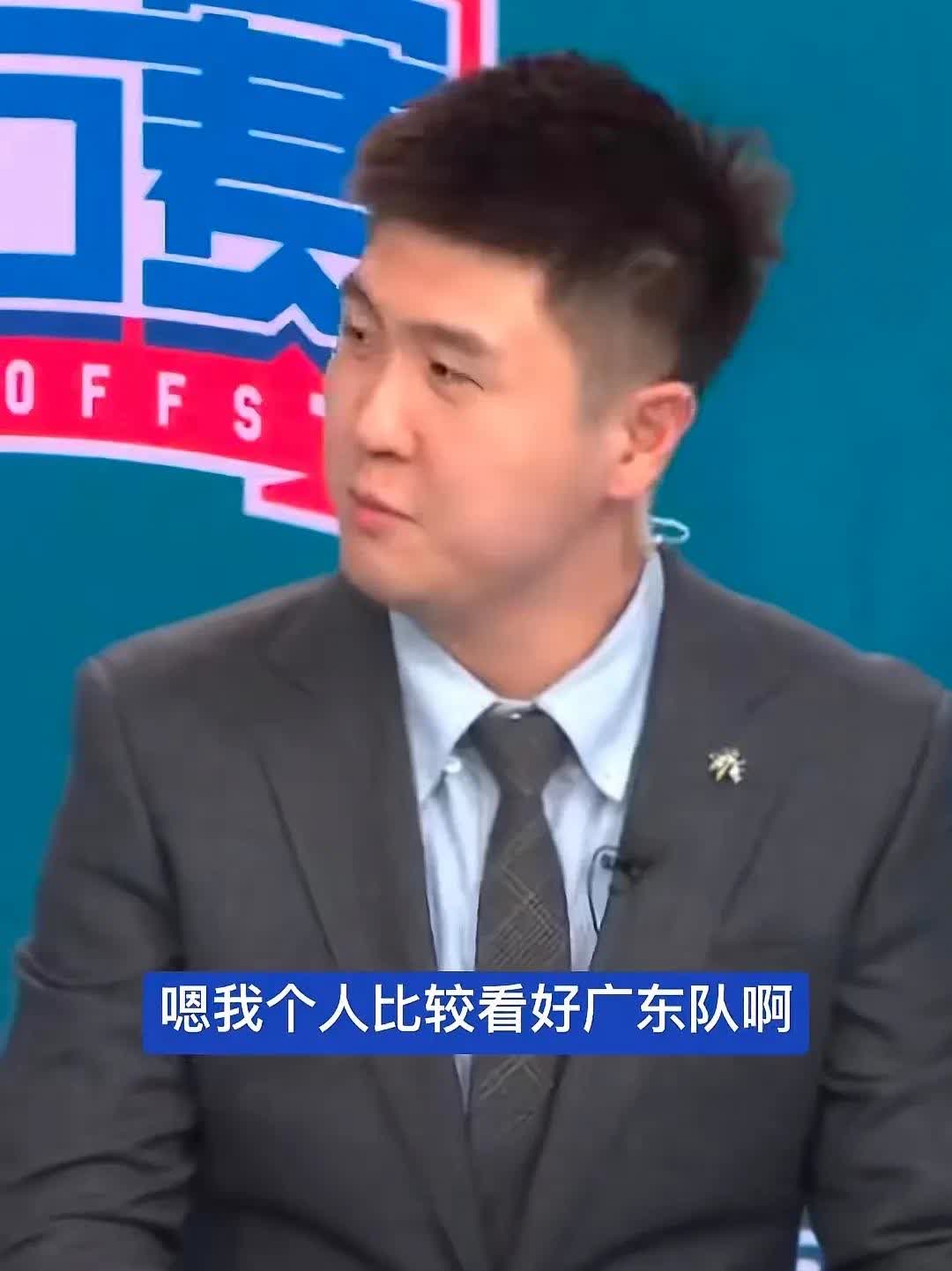 王薪凯看好广东男篮会成为热门夺冠球队！广东男篮名宿王薪凯在直播间称：我个人比较看