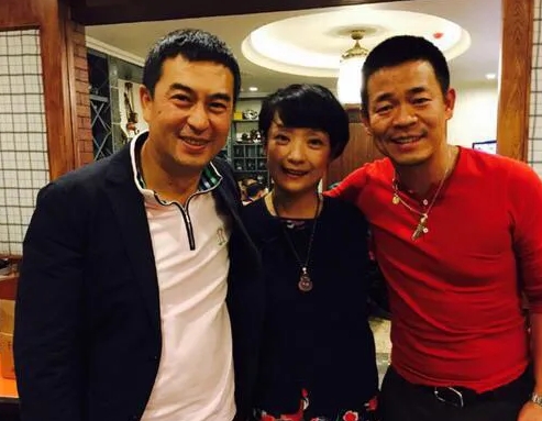 一次，孙浩去张嘉译家吃饭，张嘉译突然说：“浩子，你现在混得不行啊。”孙浩当场愣住