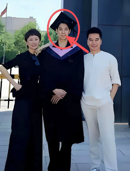 你们发现了吗？
张澍每次与许何拍照时，
手都是搭在许何的肩膀上，
明明许何比张澍