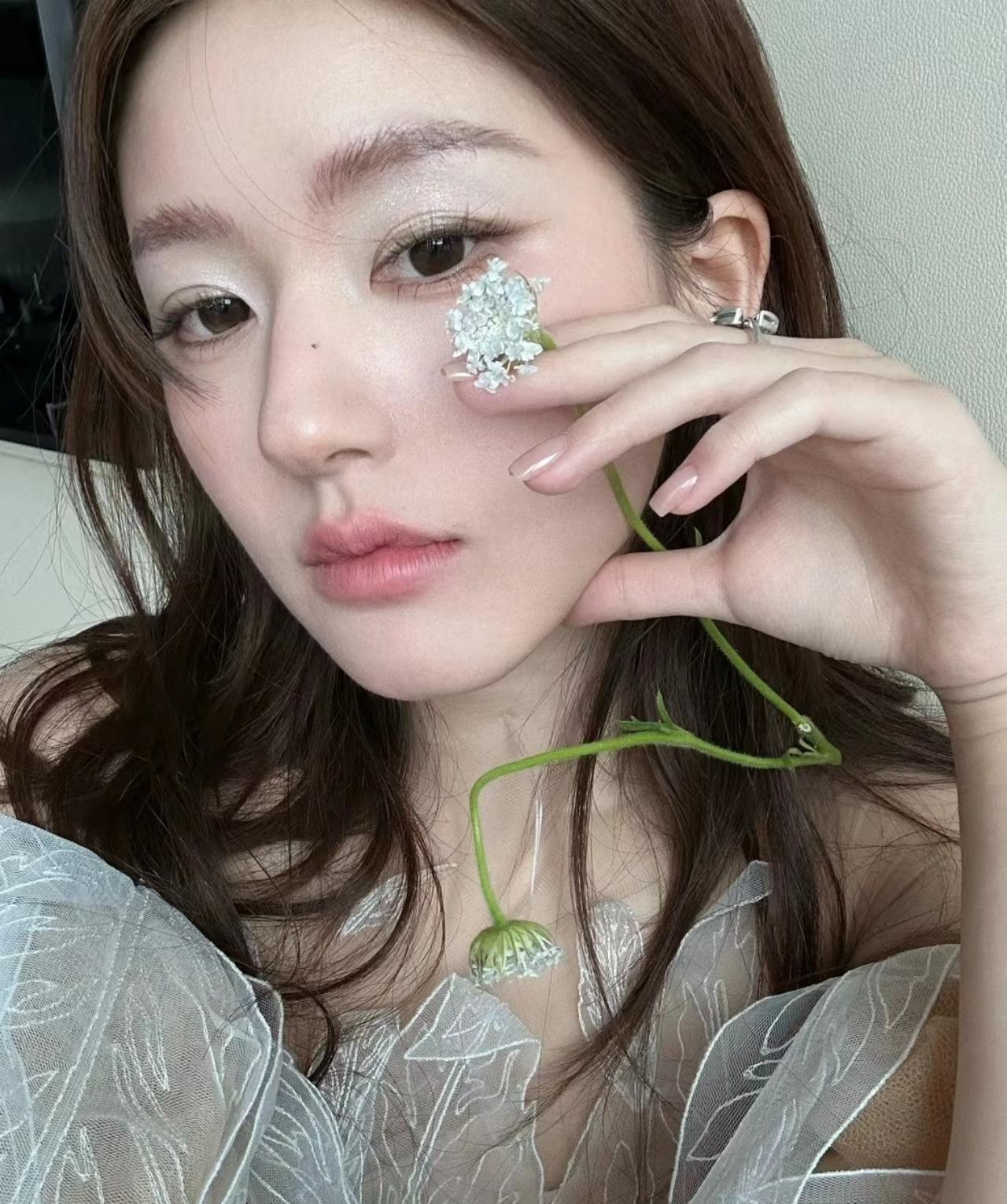 如果我是赵露思
我要收手了
直播间氛围明显已经变了
说是宠粉，但实际上赵露思已经