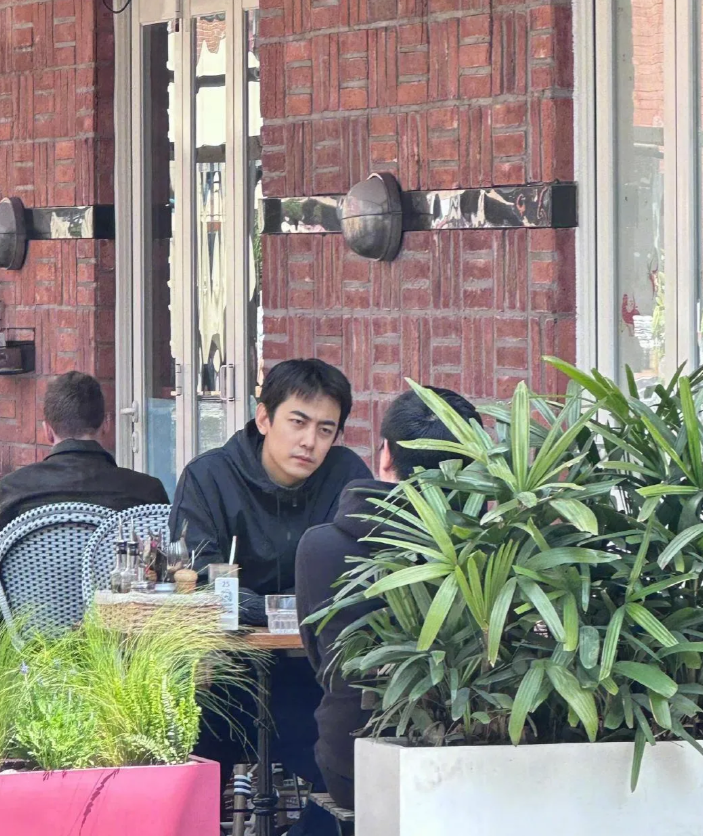 上海街头偶遇纪凌尘，他不露牙的时候还可以，个子挺高的，就是长得有点儿老气，明明是
