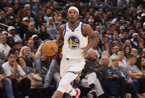 NBA常规赛，勇士vs马刺的比赛已经结束，勇士客场125-120逆转马刺。
全场