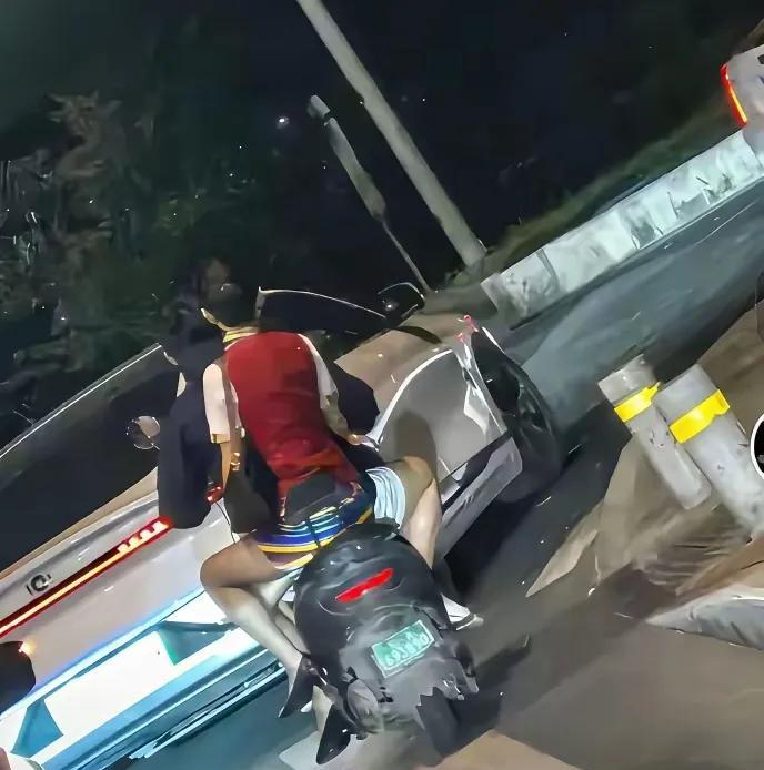 如果你开着宝马，30岁了还是单身一个人，看到前面他们俩如此亲切，你是什么心情？