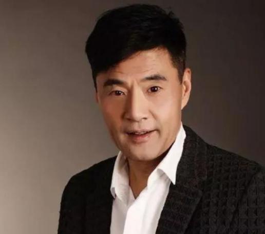 2003年，于荣光的父亲确诊为肝癌，医生告诉他：如果不化疗，最多活3个月。于荣光