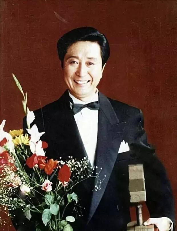 宋世雄，这个名字对于许多体育迷来说，无疑是一个传奇。
印象中的他，还是那个解说似