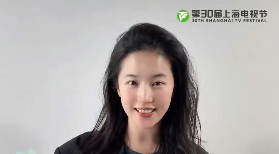 救命！刘亦菲素颜也太能打了吧！整个人透着满满的好气色，白里透红的脸蛋，水润又嫩滑